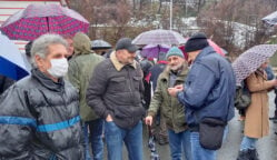 Među demonstrantima u Užicu i protivnici nošenja zaštitnih maski (FOTO/VIDEO) 11