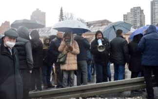 Među demonstrantima u Užicu i protivnici nošenja zaštitnih maski (FOTO/VIDEO) 7