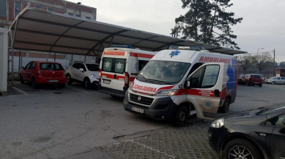 Kragujevačka Hitna pomoć juče intervenisala 10 puta na javnim mestima, u saobraćajnim nezgodama povređeni pešak i dete 1