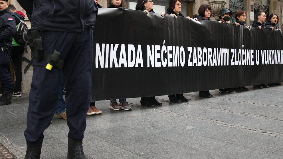 Sutra protest Žena u crnom i AŽC-a "Pamtimo žene silovane u ratu" 10