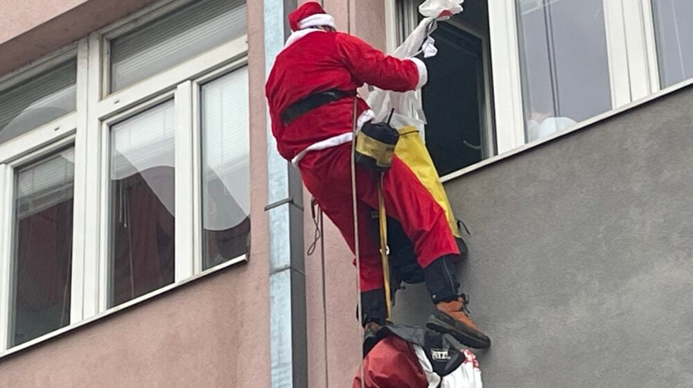 Deda Mrazovi se spustili sa krova i kroz prozore darovali bolesne mališane u Nišu 1