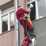 Deda Mrazovi se spustili sa krova i kroz prozore darovali bolesne mališane u Nišu 11