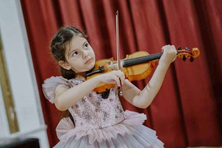 Šestogodišnja Emilija iz Niša obožava da svira violinu, već osvojila 30 nagrada 1