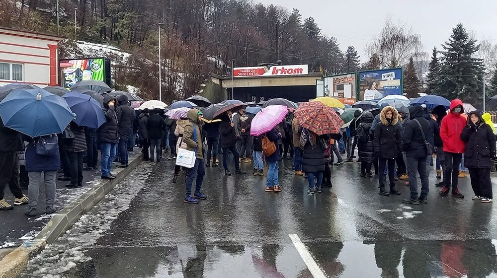 Među demonstrantima u Užicu i protivnici nošenja zaštitnih maski (FOTO/VIDEO) 1