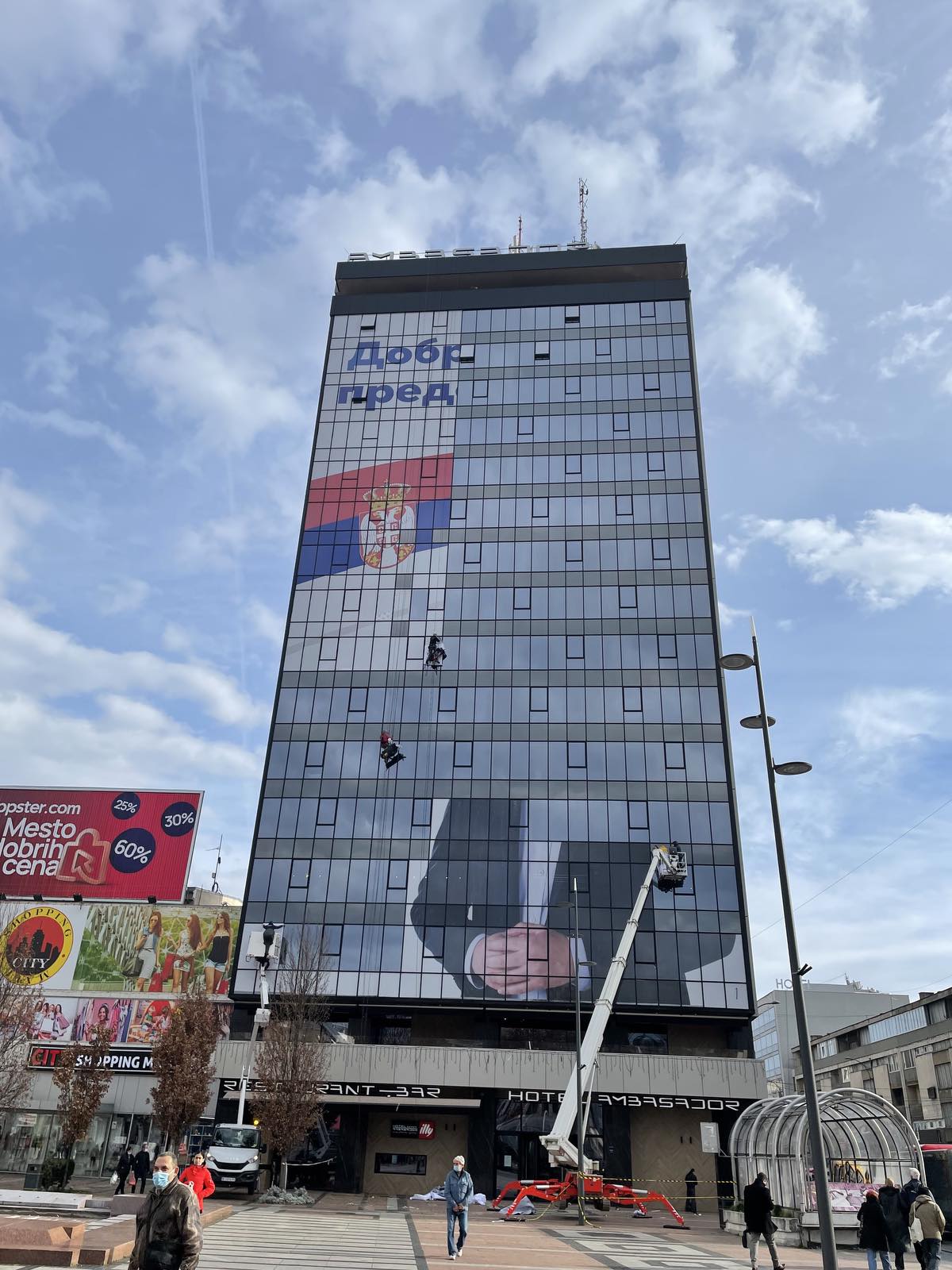 Pred dolazak Vučića u Niš na najvišem hotelu se već dva dana postavlja njegov gigantski bilbord 2
