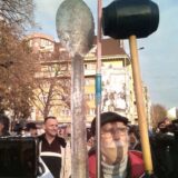 Protest u Nišu: Zarđala kašika, gumeni čekić i trubači, bez incidenata 2
