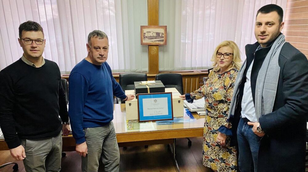 Načelnica Pirotskog okruga uručila pakete pirotskoj Opštoj bolnici 1