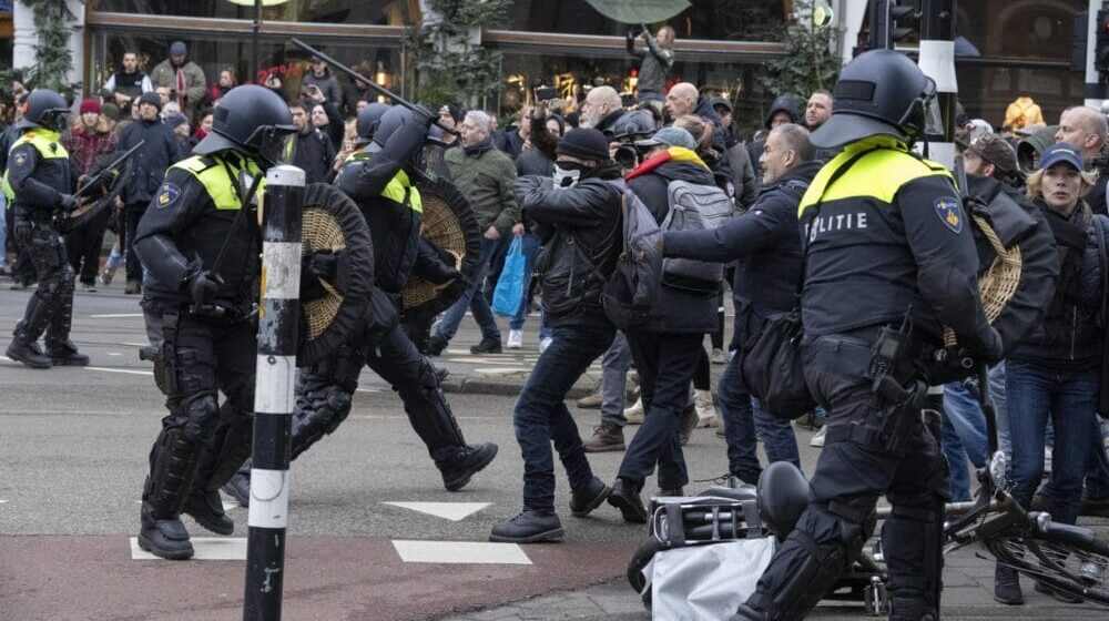 Hiljade ljudi protestovalo u Amsterdamu protiv mera zatvaranja 1