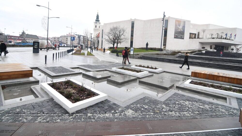 (FOTO) Natpis o padu nadstrešnice osvanuo na memorijalnoj traci na Pozorišnom trgu u Novom Sadu 16