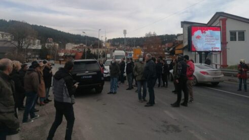 Blokada saobraćajnice kod Ložioničkog mosta završena bez incidenata (FOTO) 8