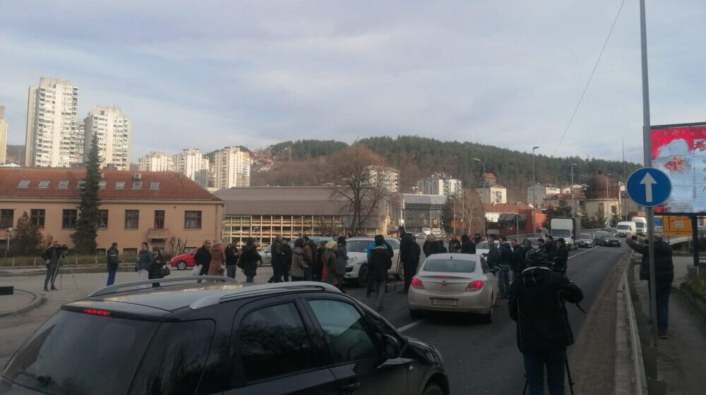 Blokada saobraćajnice kod Ložioničkog mosta završena bez incidenata (FOTO) 1