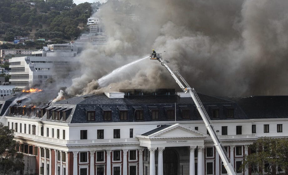 Donji dom južnoafričkog parlamenta izgoreo u požaru 1