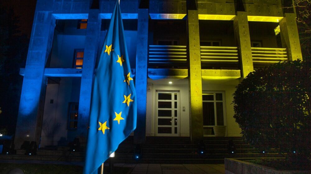 Rezidencija ambasadora EU u Srbiji u nedelju uveče bila osvetljena bojama zastave Ukrajine 1