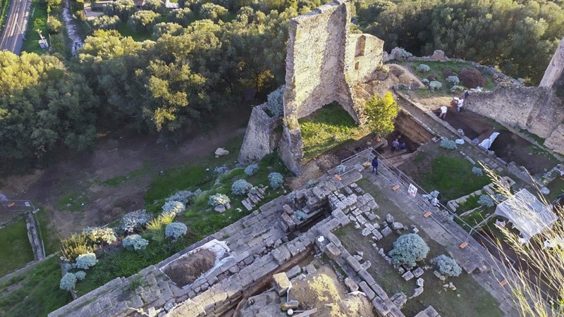 Arheolozi na jugu Italije otkrili drevne šlemove i ostatke hrama 1