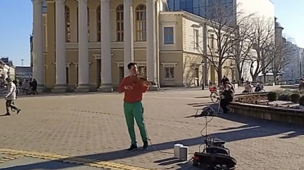 Danilo već deceniju živi samo od ulične svirke - i ima šta da kaže o reakciji Subotičana i Beograđana na violinu 1