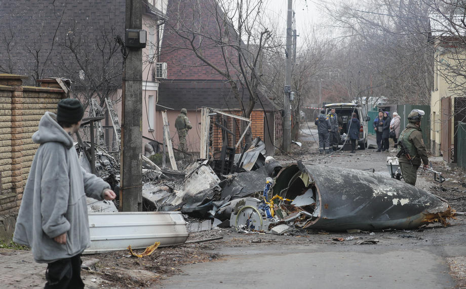 Ostaci raketa u naseljima, deca u skloništima: Dan posle ruskog napada na Kijev u 10 fotografija 3