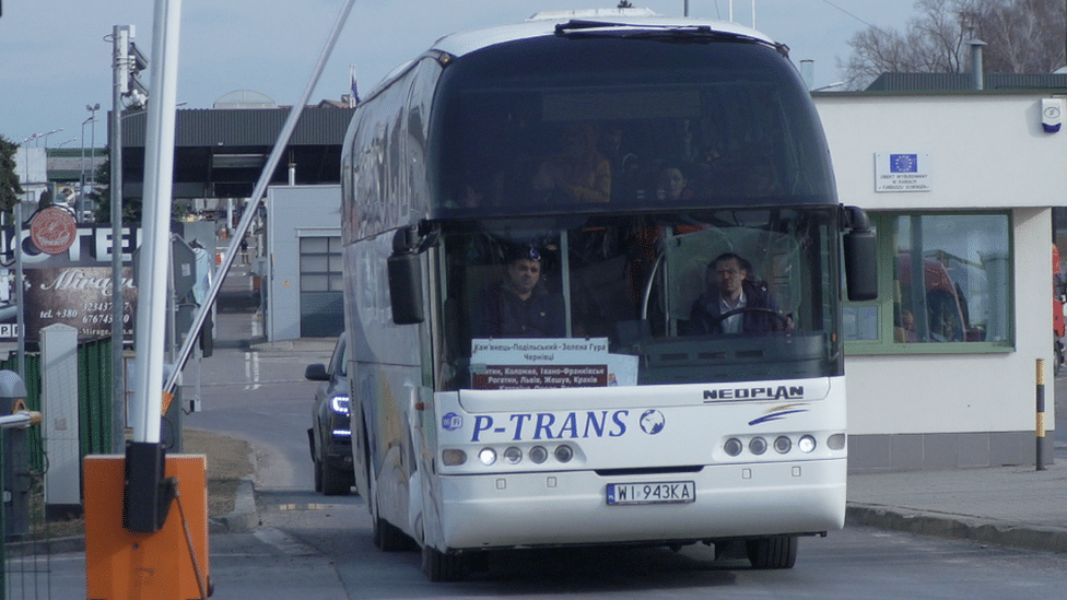 Neki prelaze granicu sa Poljskom u autobusima