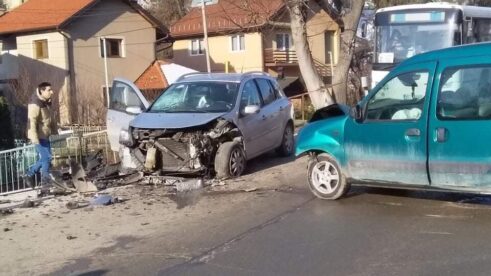 Sudar dva automobila u Užičke republike, dve osobe prevezene u bolnicu (FOTO) 4
