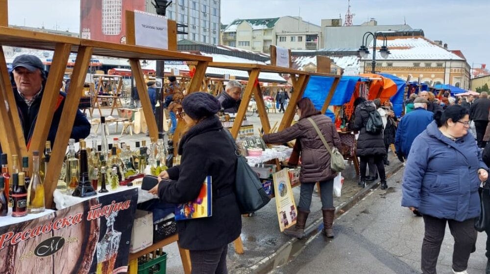 U Zaječaru otvoren "Osmomartovski bazar": Najšarenija tezga iz Pirota 1