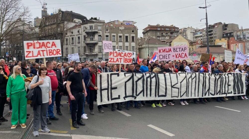 Nezadovoljni pijačni prodavci stigli pred Predsedništvo, poručuju "može sve - kase ne" (VIDEO, FOTO) 1