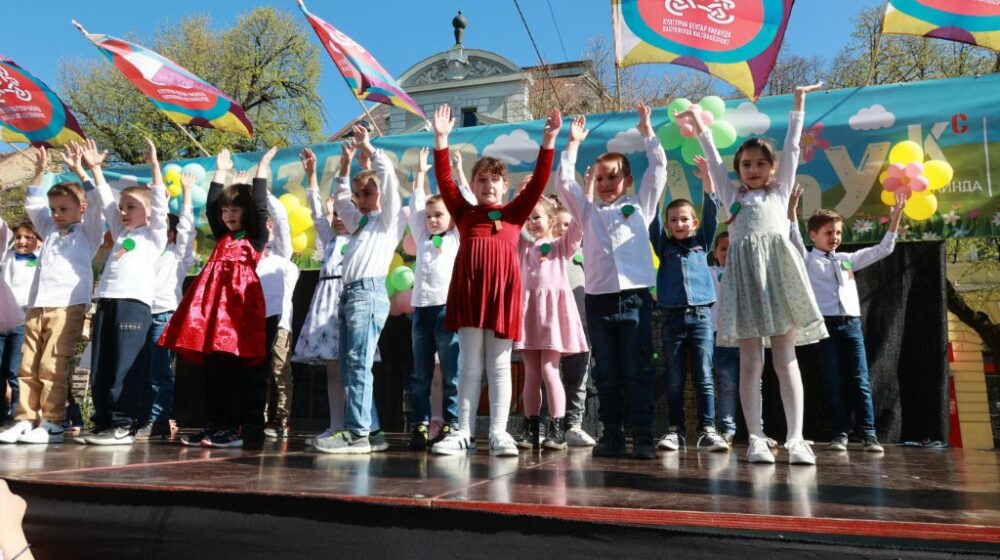 Kikinda: Održana manifestacija „Pozdrav proleću“ na trgu 1