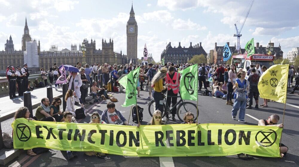 Ekološki aktivisti blokirali četiri londonska mosta 1