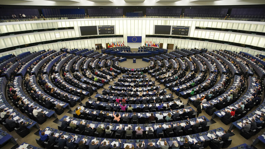 Članovi Evropskog parlamenta zahtevaju potpuni embargo na rusku naftu, ugalj, nuklearno gorivo i gas 1