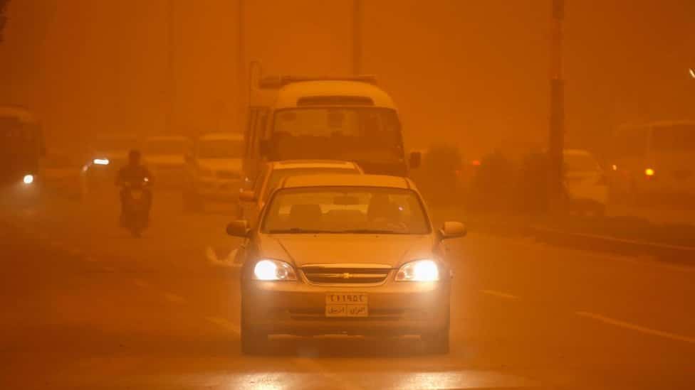 kolona vozila tokom jedne od peščanih oluja u Bagdadu