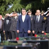 Okučani: Venci, sveće i zahvalnost državnog vrha Hrvatske poginulim u Bljesku 2