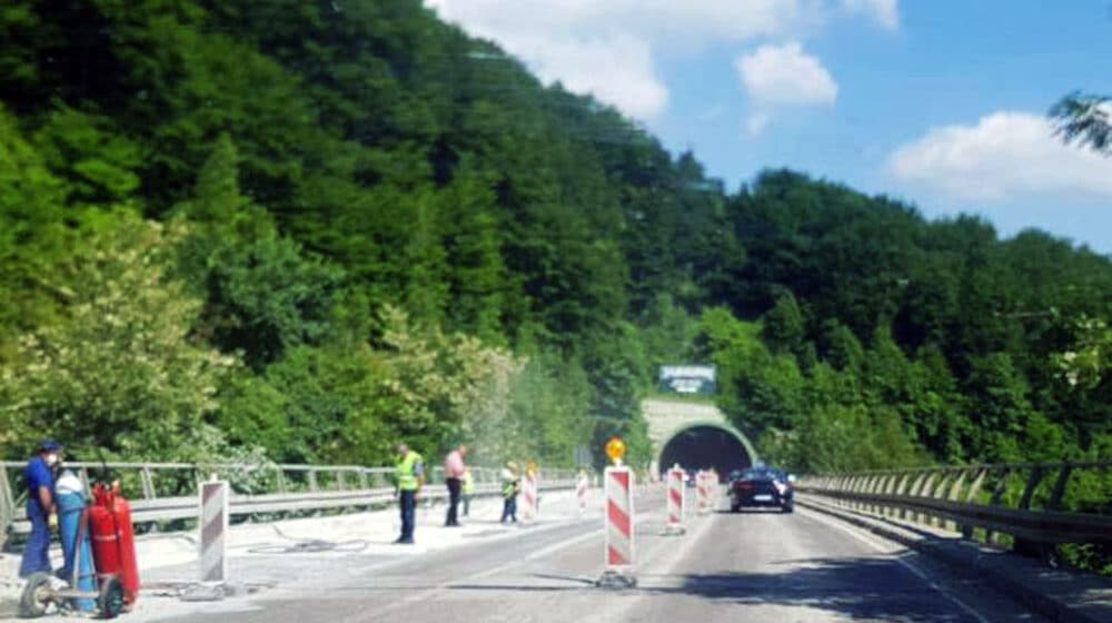 Preko Ćaldovog mosta, na deonici Sušica-Zlatibor, saobraćaj se odvija jednom trakom 1