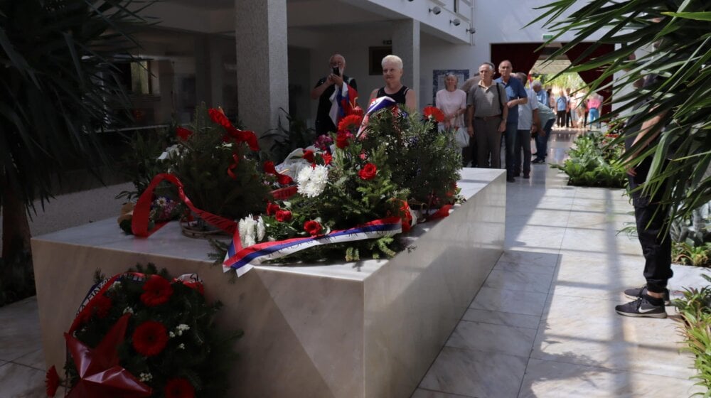 Antić: SPS neće podržati predlog Šapića o izmeštanju grobnica Josipa Broza Tita i narodnih heroja 26