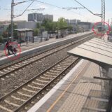 VIDEO Žena 'za dlaku' izbegla Soko voz na Tošinom bunaru, železnica apeluje da se ne pretrčava pruga 11