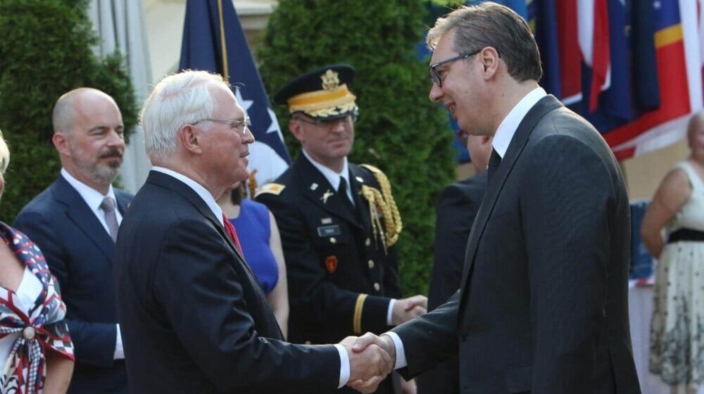 Da li su se američki i ruski interesi poklopili pa Hil i Bocan Harčenko podržavaju Vučića, ili se samo tako čini? 1