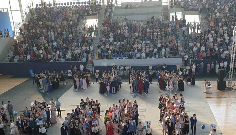 Zrenjaninski gimnazijalci slave maturu: Na svečanosti skupljanje priloga za roditeljsku kuću 1