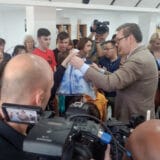 Vučić posetio migrante iz Ukrajine smeštene u Centru za azil u Vranju: Delio paketiće, pravio selfije, a bio je i golman 5