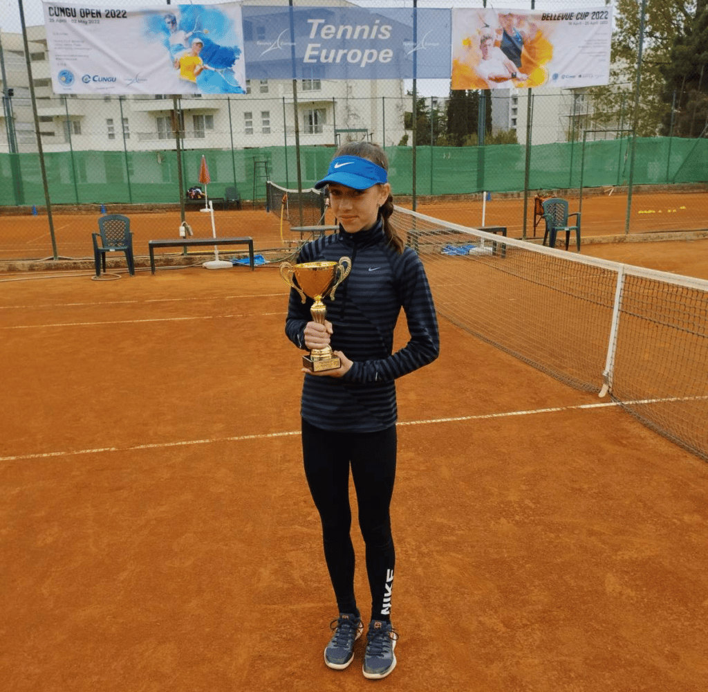 Teniserka iz Kragujevca ima 12 godina, a već je prvakinja države u tenisu i reprezentativka 3