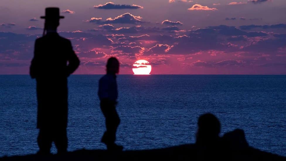 Ultraortodoksni Jevreji učestvuju u ritualu Tašlih, tokom kojeg se gresi bacaju u vodu ribama