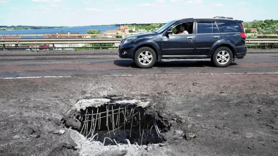 Sledы raketnogo udara na Antonovskom mostu