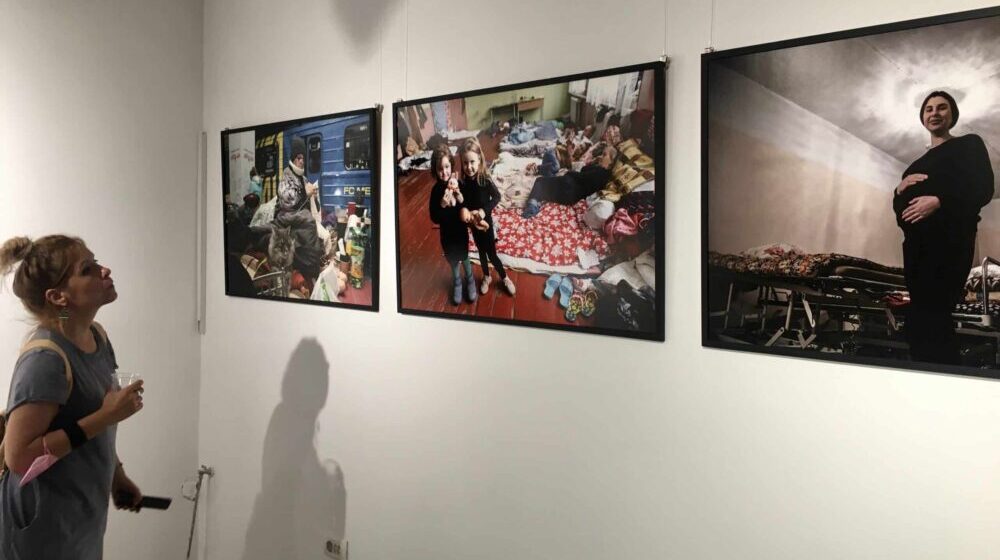 U Beogradu otvorena izložba fotografija o ratu u Ukrajini 1