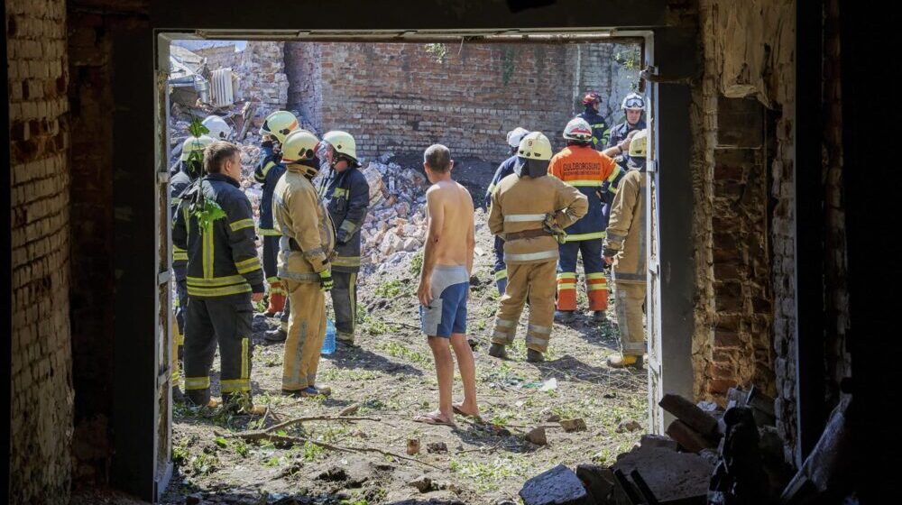 BLOG UŽIVO Pogođen stambeni blok u Donjecku: Poginulo 15 osoba, još 24 zarobljene u ruševinama 1