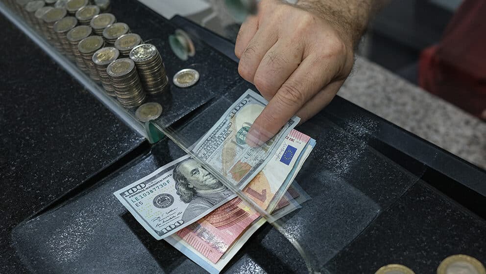 Ruska centralna banka produžila ograničenja za podizanje dolara i evra do marta sledeće godine 1