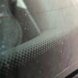 Čemu služe male crne tačkice na ivicama vetrobrana i prozora automobila? 12