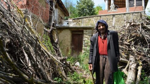 "Lagali su da jedem travu, hrane imam jer sam nešto sačuvao": Težak život Mirka iz sela Brnjare kod Bujanovca 9