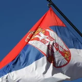 Maloletnica cepala i pljuvala zastavu Srbije 11