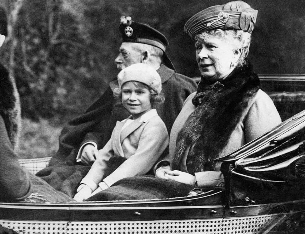 Princeza Elizabea sa dedom, kraljem Džordžom Petim i kraljicom Meri u povratku iz Balmorala posle službe u crkvi 1932. godine