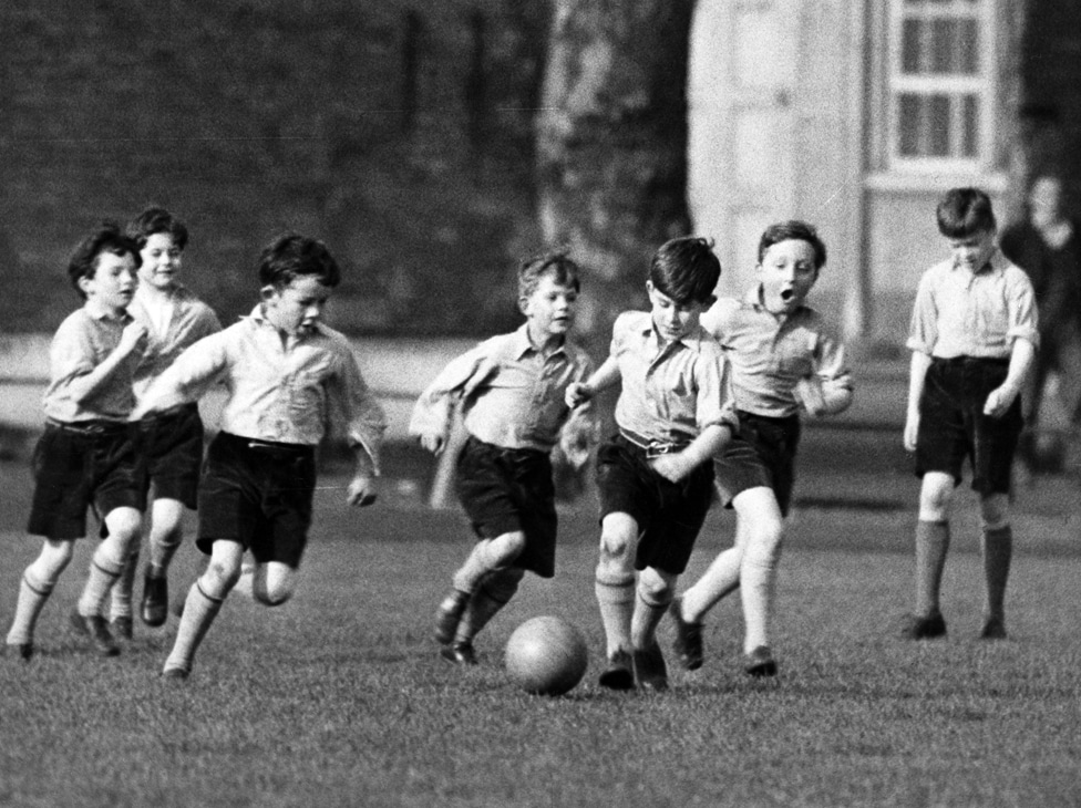 Kralj Čarls Treći, sa nogom na lopti, igra fudbal 1957.