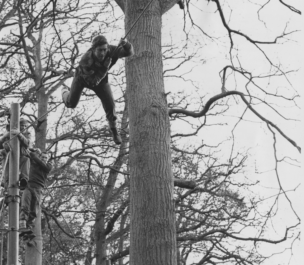 Kralj Čarls Treći pohađa kurs za juriš u Kraljevskom centru za obuku marinaca u Limpstonu, Devon, i dobja prvoklasnu propusnicu, 13. januara 1975.