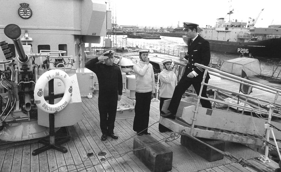 Princ Čarls dolazi na HMS Bronington, 9. februar 1976.