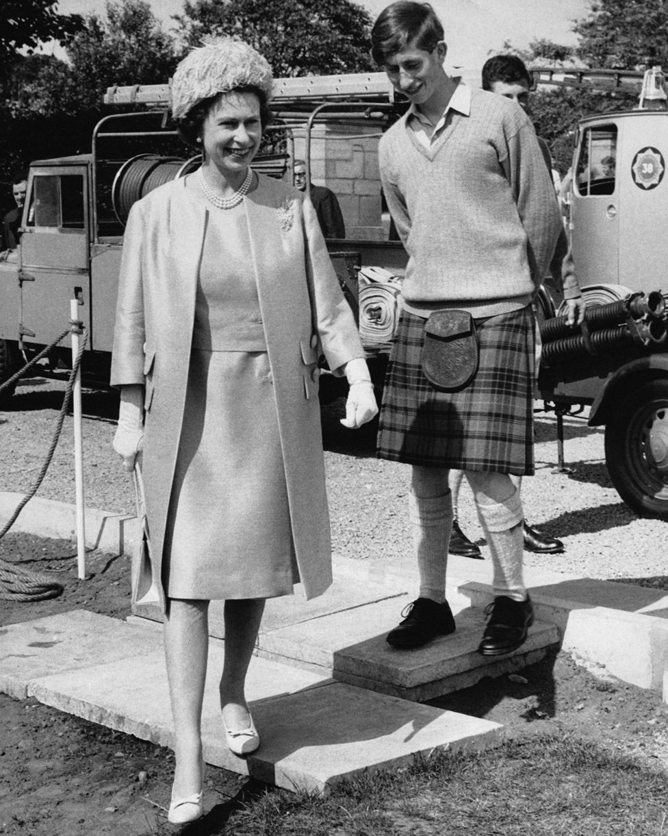 Kraljica Elizabeta Druga u poseti Čarlsu u Gordonstounu poslednjeg dana škole 1967.