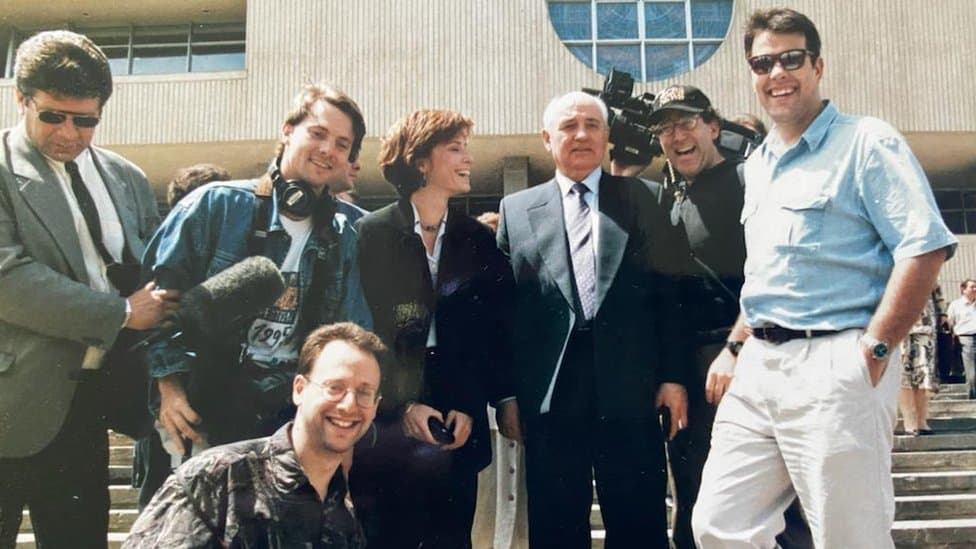 Mihail Gorbačov sa Stivom Rozenbergom i timom CBS-a